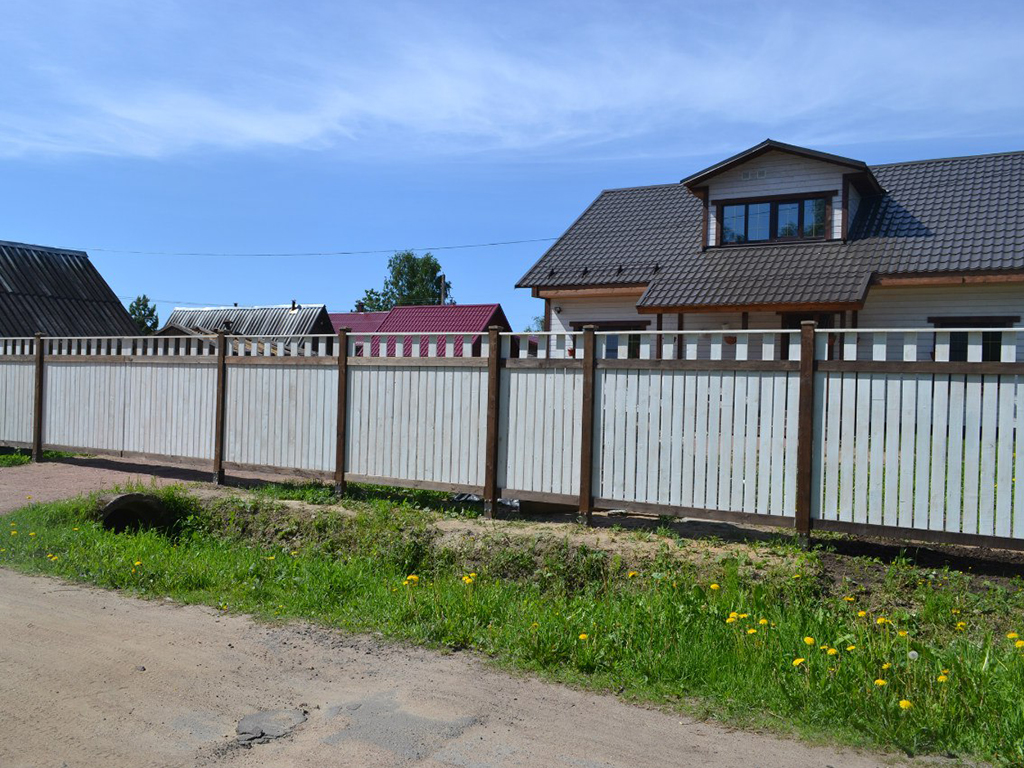 Белый деревянный забор для дома