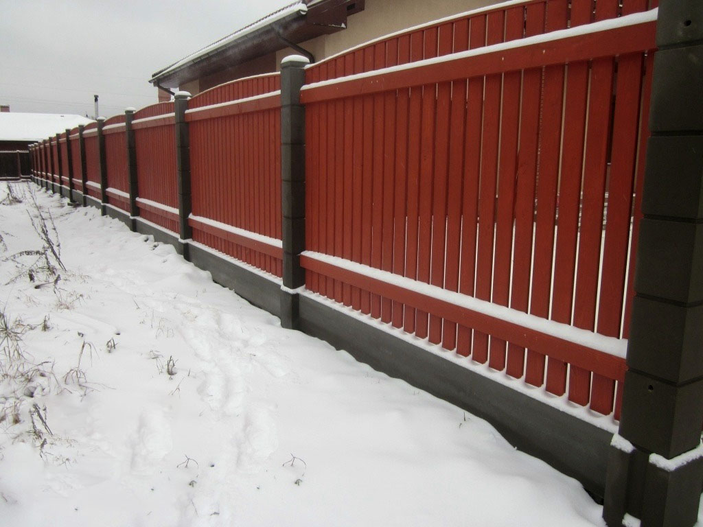 Красный деревянный забор для частного дома