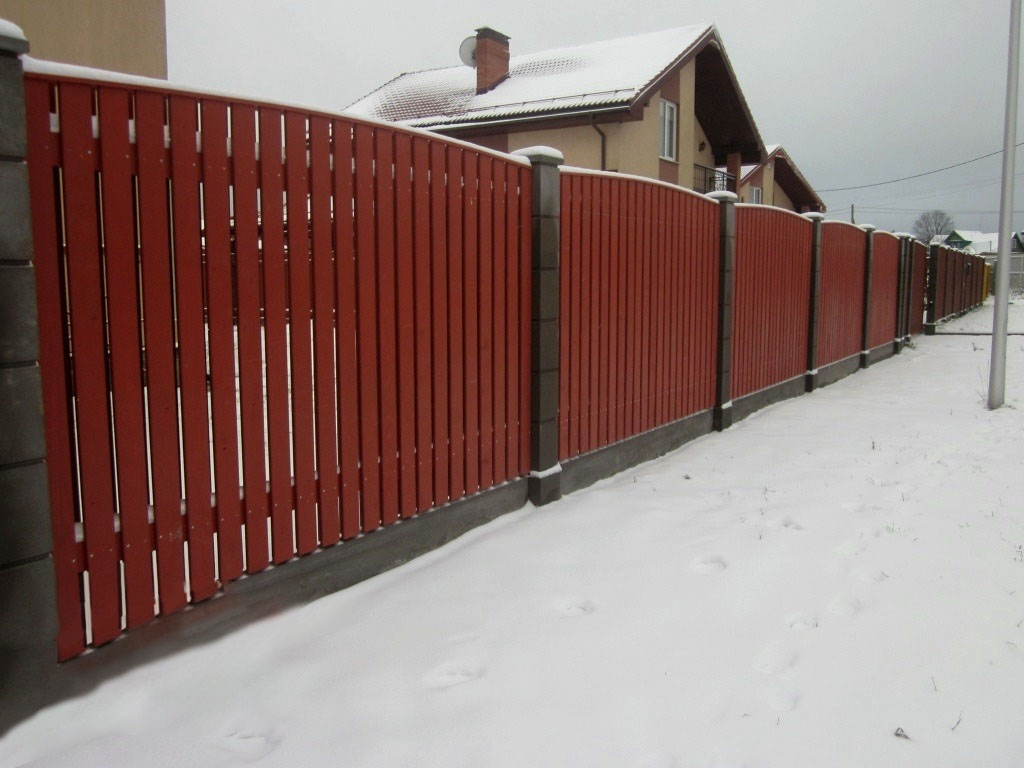 Красный деревянный забор для дома