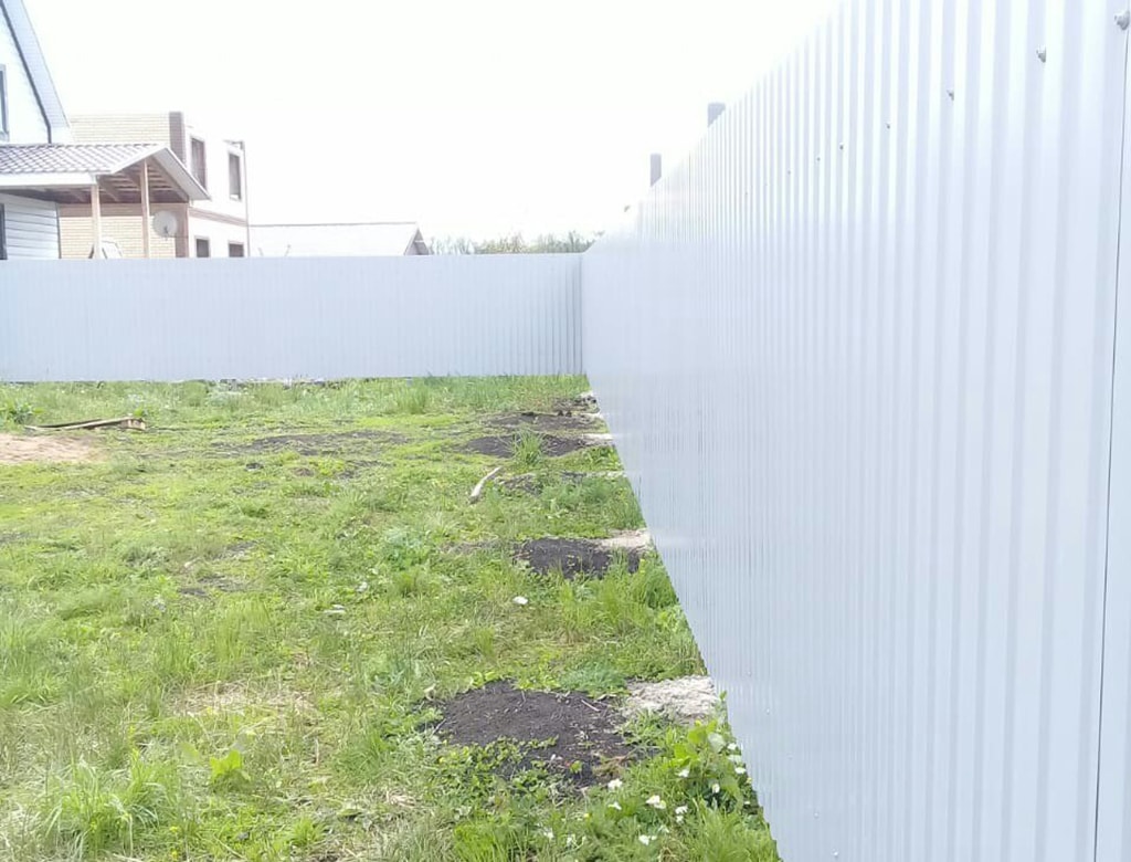 Забор из профнастила для ограды частной территории