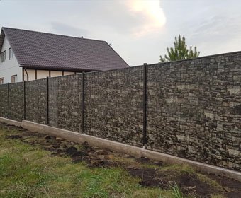 Забор из профнастила под камень Забор из профнастила под камень