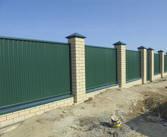 Зеленый забор с кирпичными столбами Зеленый забор с кирпичными столбами