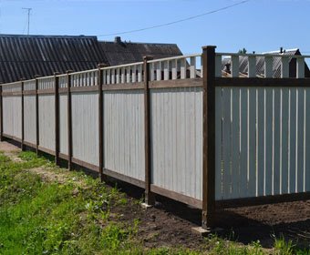 Белый деревянный забор для дома Белый деревянный забор для дома